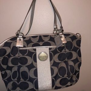 Coach purse comes in coach purse